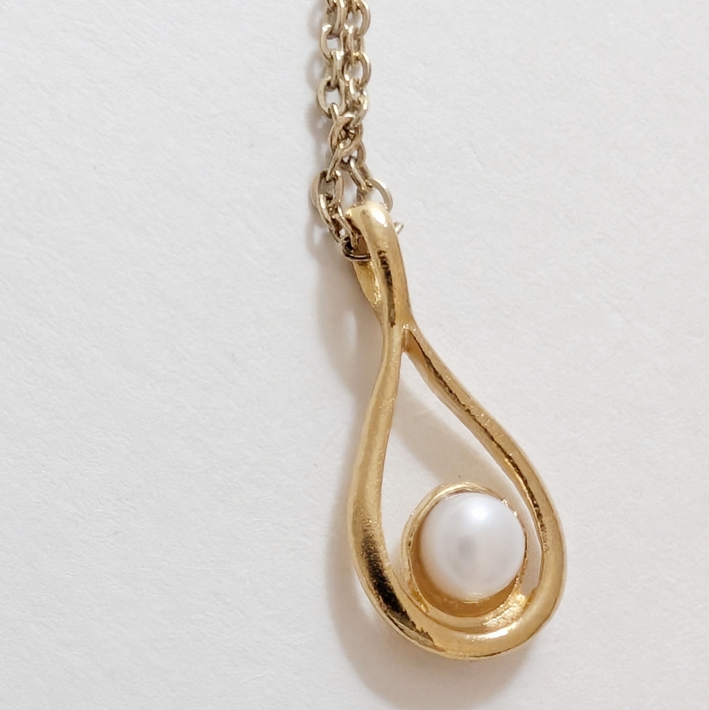 VINTAGE Gold Pearl Delicate Necklace Teardrop Pendant Solitaire